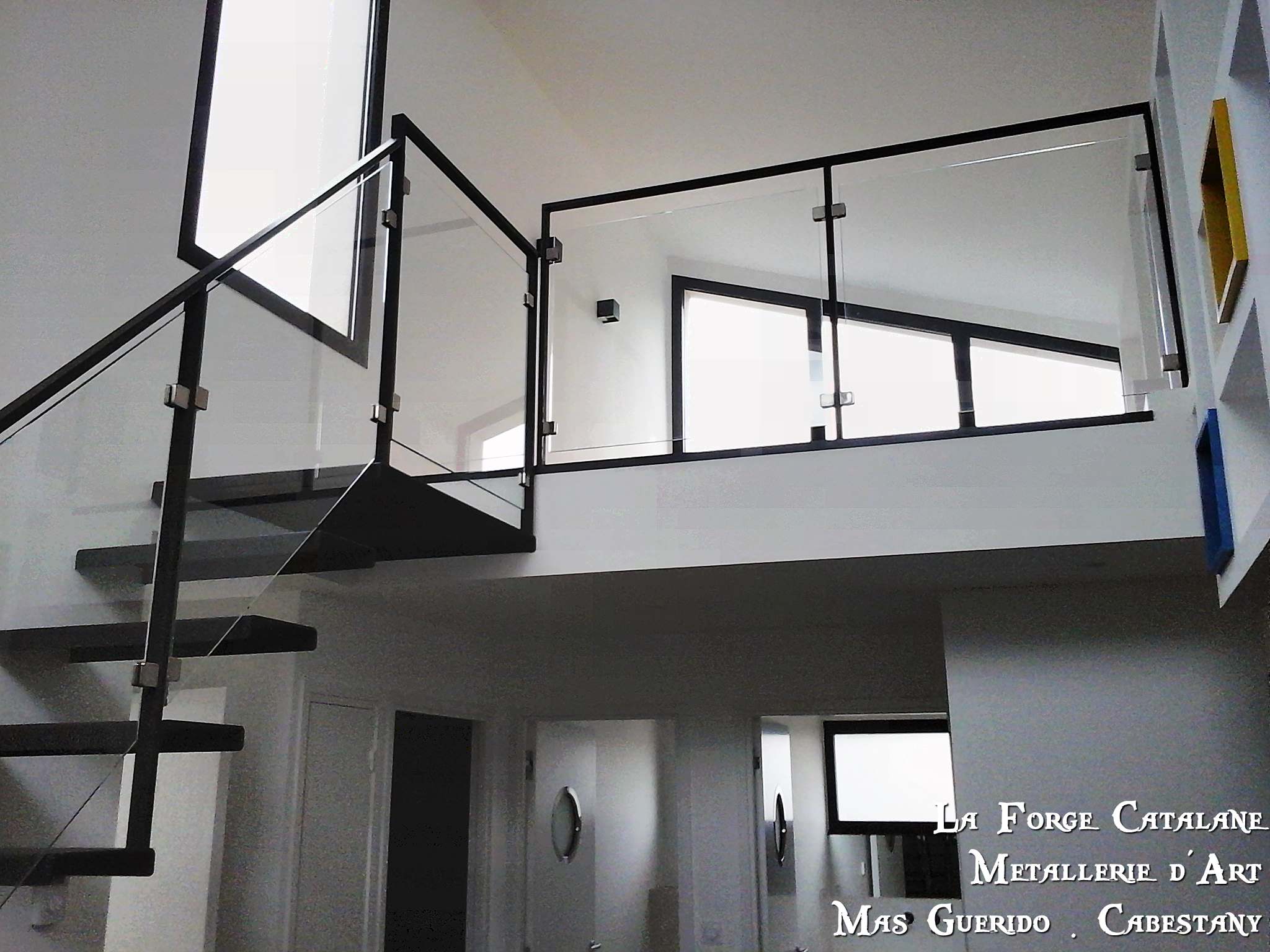 rampant avec verre feuillete  main courante en fer tube forge catalane.jpg